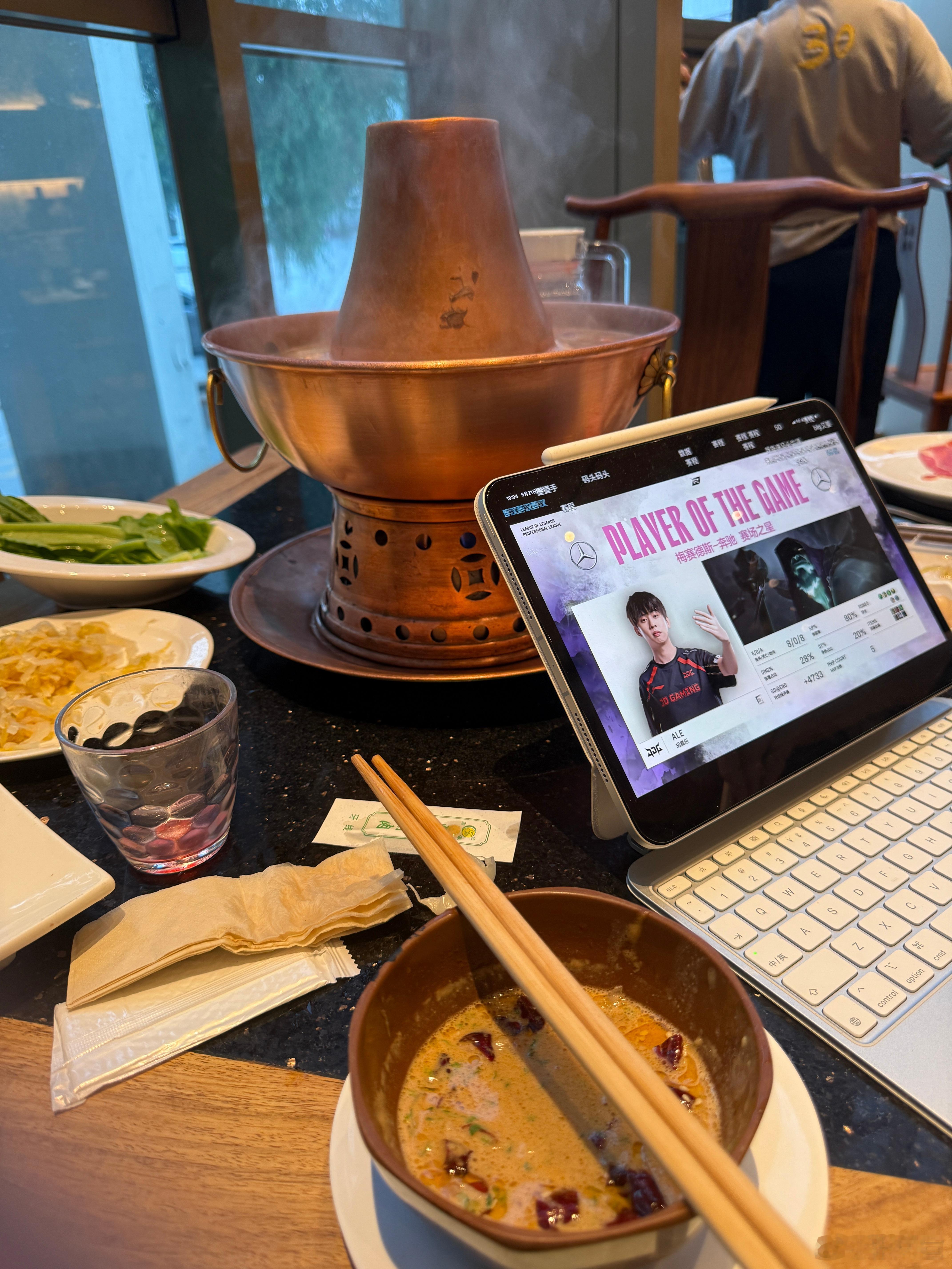 老北京铜锅涮肉是真好吃啊，什么山珍海味都比不上涮肉蘸麻酱。[泪]今晚还能看iG的