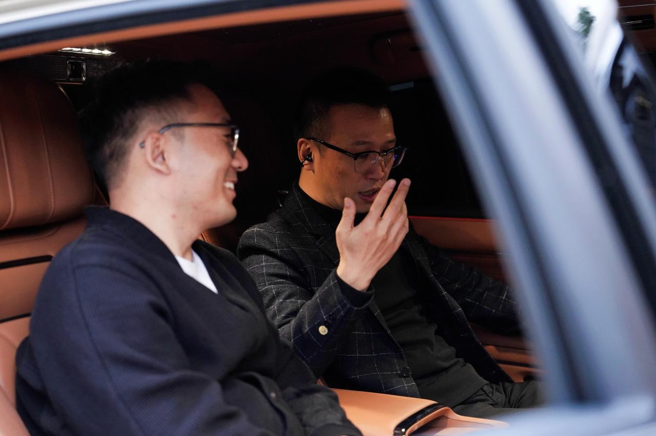 在中国的新兴消费市场中，汽车不仅是出行工具，更是身份和品味的象征。尊界S800正