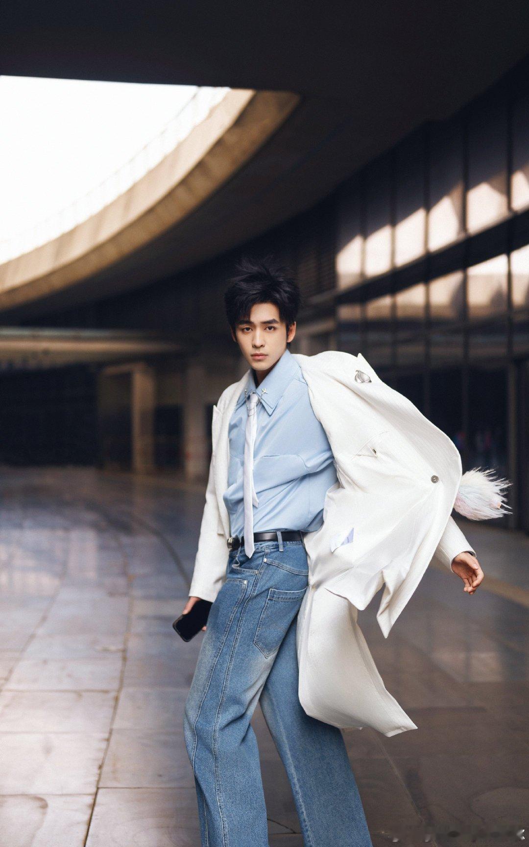 张卓尔身骑白马海绵宝宝上身张卓尔唱《身骑白马》戏腔，一张嘴直接海绵宝宝附体，笑不