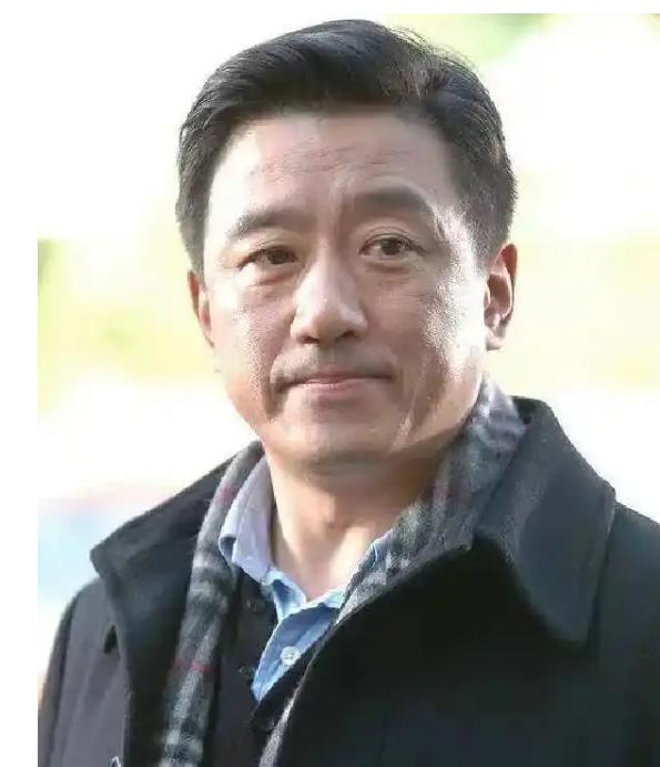 拍了70%的戏，男主角以为拿捏住了剧组，当场罢演要加钱。导演陈国军脸一沉：换人！