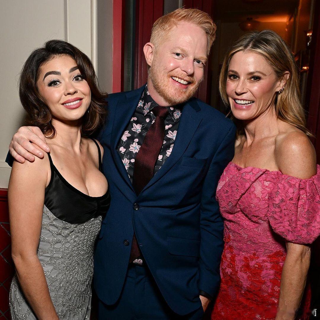 #摩登家庭#重聚综艺杂志女性力量晚宴！“米球”杰西-泰勒-弗格森晒与晚宴嘉宾合影