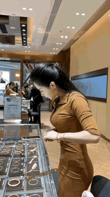 单身小姐姐在金店选饰品，谁来帮选呢？
她都选一上午了，这么多太难选了，要是有男友