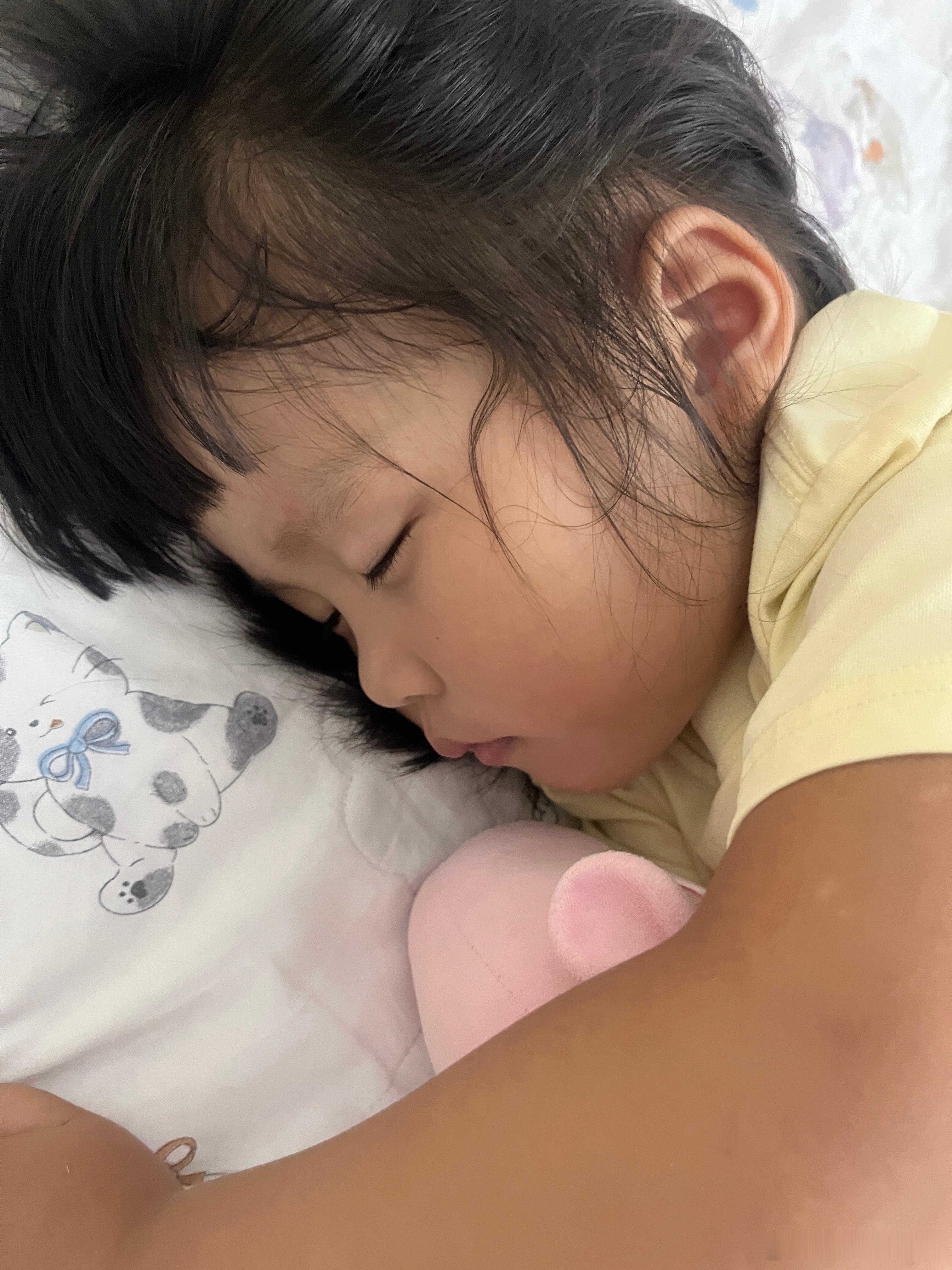 洗完澡进来一看，睡着了，又长大一点，以前我没在身边她不敢睡的，一定要等到我来，现