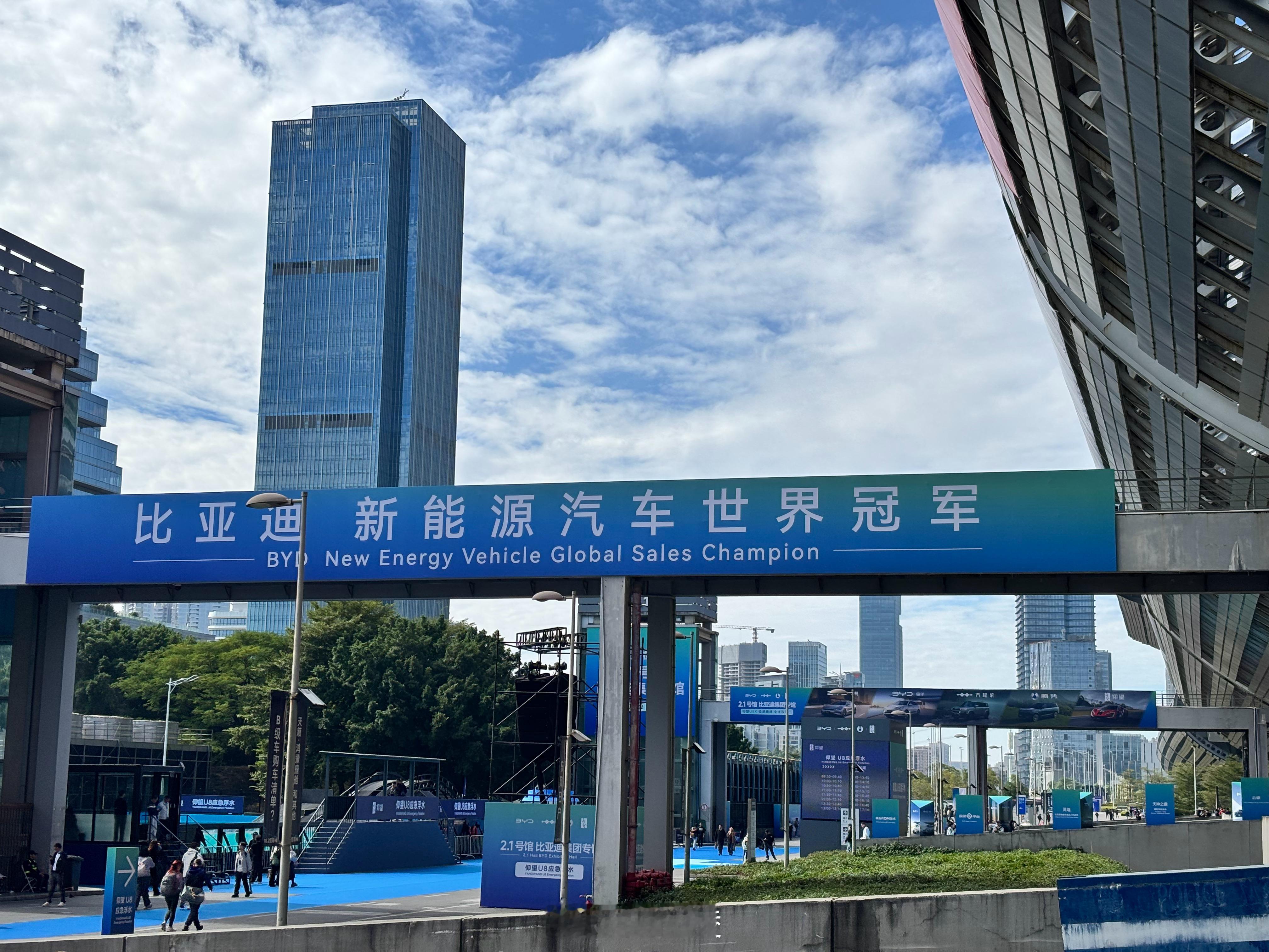 天很蓝，腿很酸，车很多，广州的叉烧饭烧鹅饭鸭仔饭狮头鹅双拼饭无敌豪华黯然销魂饭真