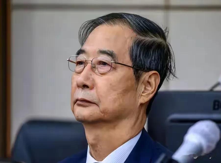 9月30日，韩国前国务总理韩德洙首次出庭接受公开审判，全程面无表情，无视记者，自