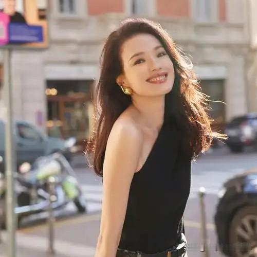 有的粉丝真的把自己当明星的亲爸妈了，什么都要管。
舒淇都已经这个年纪这个咖位了，
