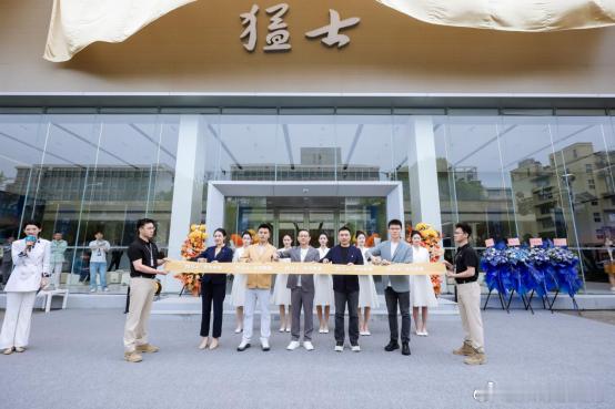 北京车展重磅看点直击，猛士汽车携手华为乾崑强强联手，猛士 M817 Ultima