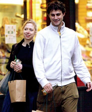 克林顿夫妇即使人到中年，他们脸上毫无笑容同框合影，也比他们年轻的女儿女婿养眼。克