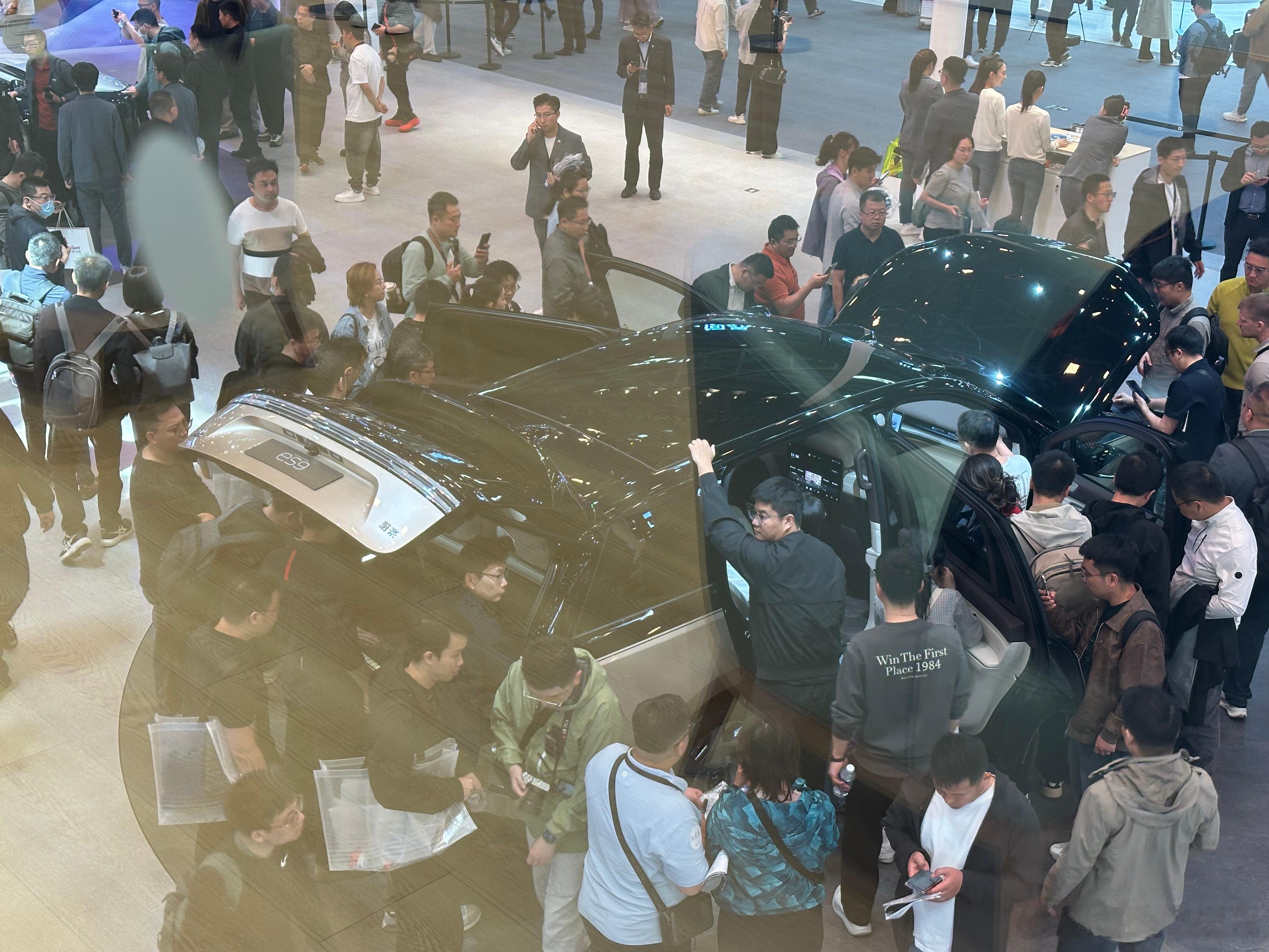 妹想到专业观众日蔚来展台还是这么火爆蔚来汽车2026北京车展