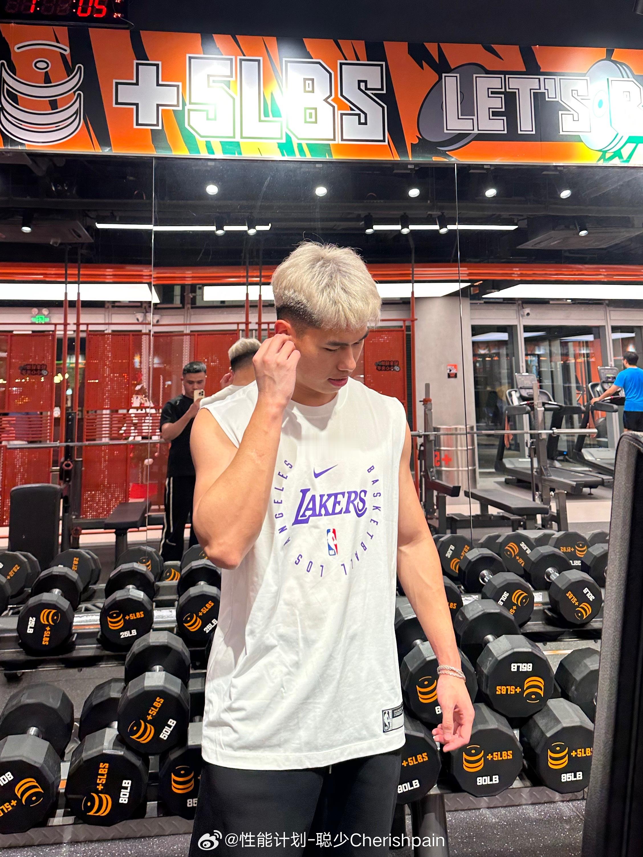 聪式生活 今天练我第二喜欢的部位～ 