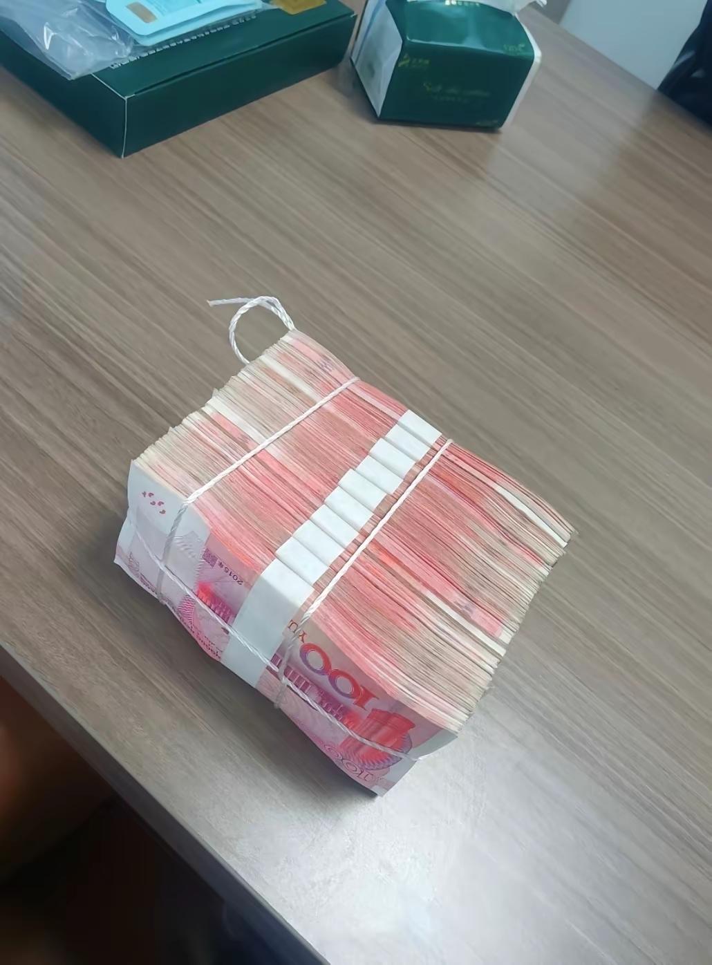 现在的普通家庭，
如果能够拿出10万实打实的存款，
那绝对是件很了不起的事情了。