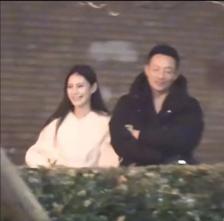 1月18日汪小菲与新女友共同现身，又上了热搜，谁能想到汪小菲与女友深夜遛弯散步，...