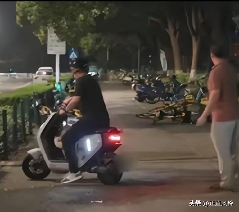 凌晨一点，他们又把张雪峰的车从车棚里推了出来，这是干什么？有人偷张雪峰的车?
原