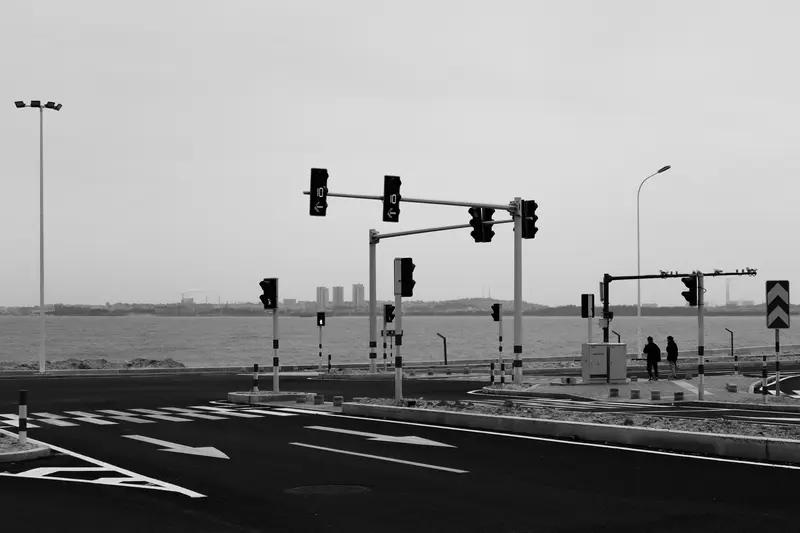 为啥要那么努力？就拿我自己来说，努力是为了有更多选择的权利。以前刚毕业，只能找一