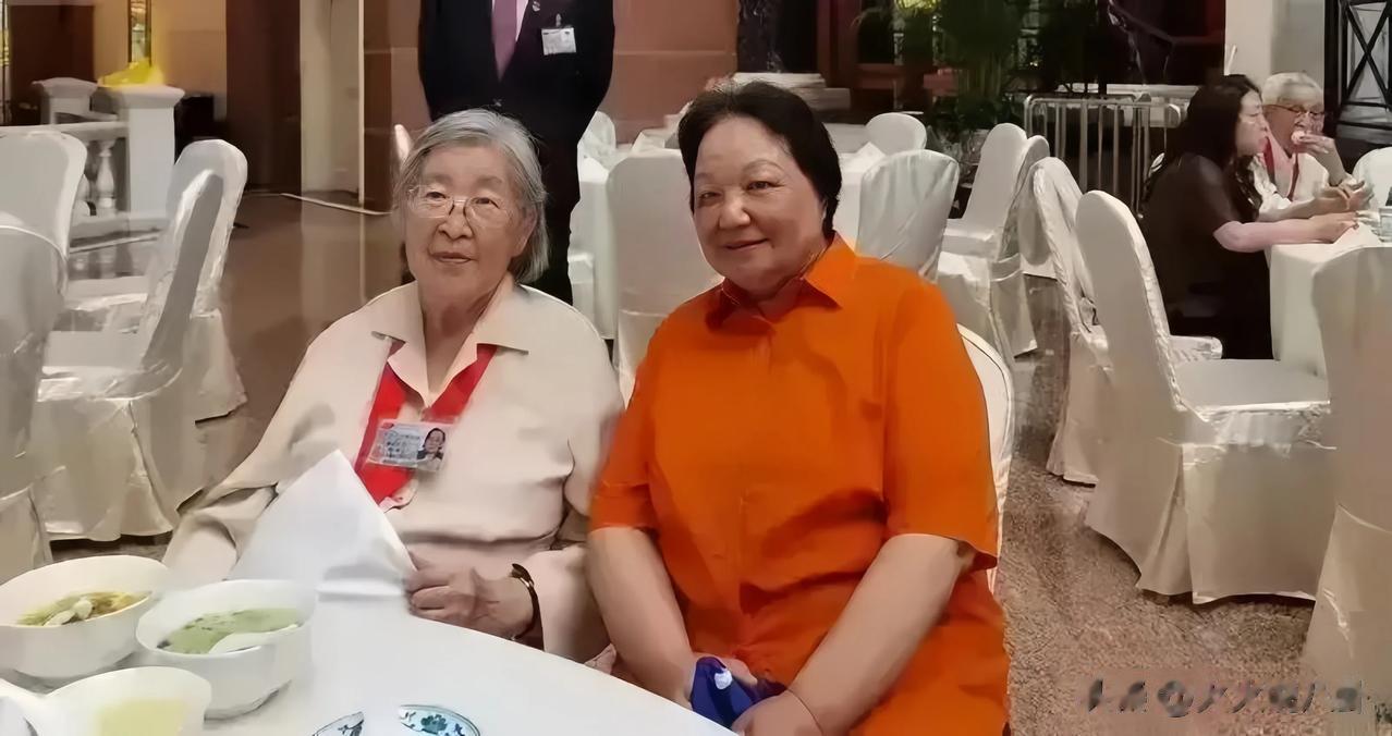 2021年，李敏与邓楠，两位伟人后代的一张珍贵合影，当时李敏已经85岁高龄，邓楠
