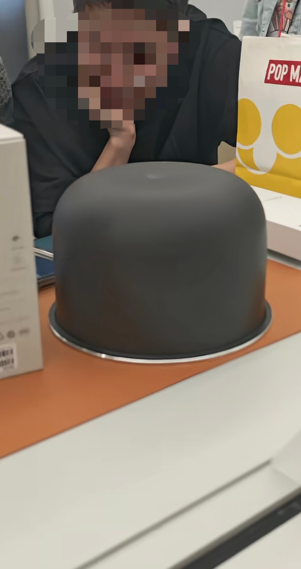 听说把手机放锅里导数据速度快，别的品牌也按耐不住了，有的甚至去米家借锅用[允悲]