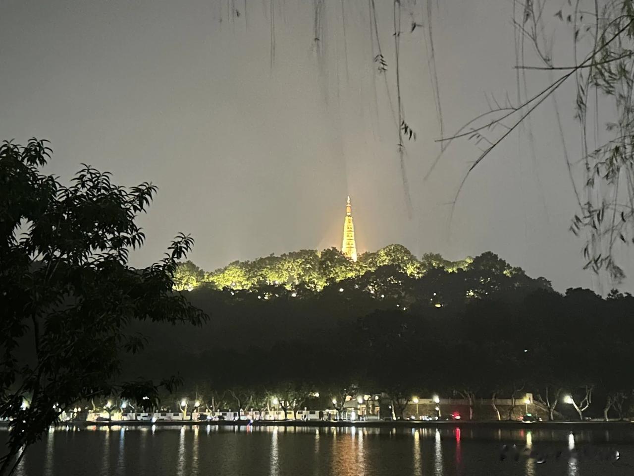 冬天的杭州西湖大家去过吗？
冬季不是一个旅游的好季节。天气太冷，北风吹上去总会觉