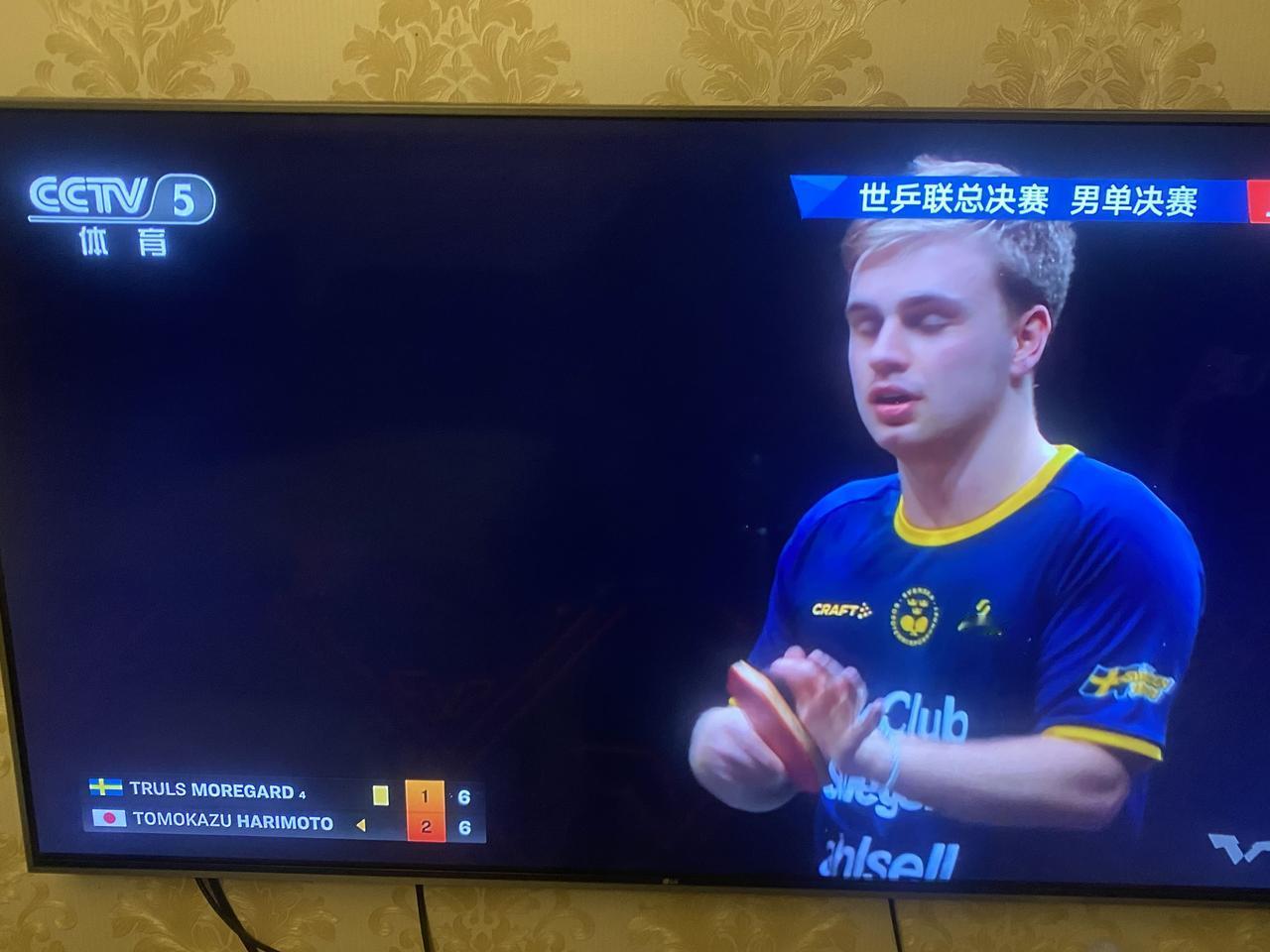 莫雷加德2：4输了，张本智和最后一局轻松赢下。一开始莫雷加德打的挺好，抢先上手扣