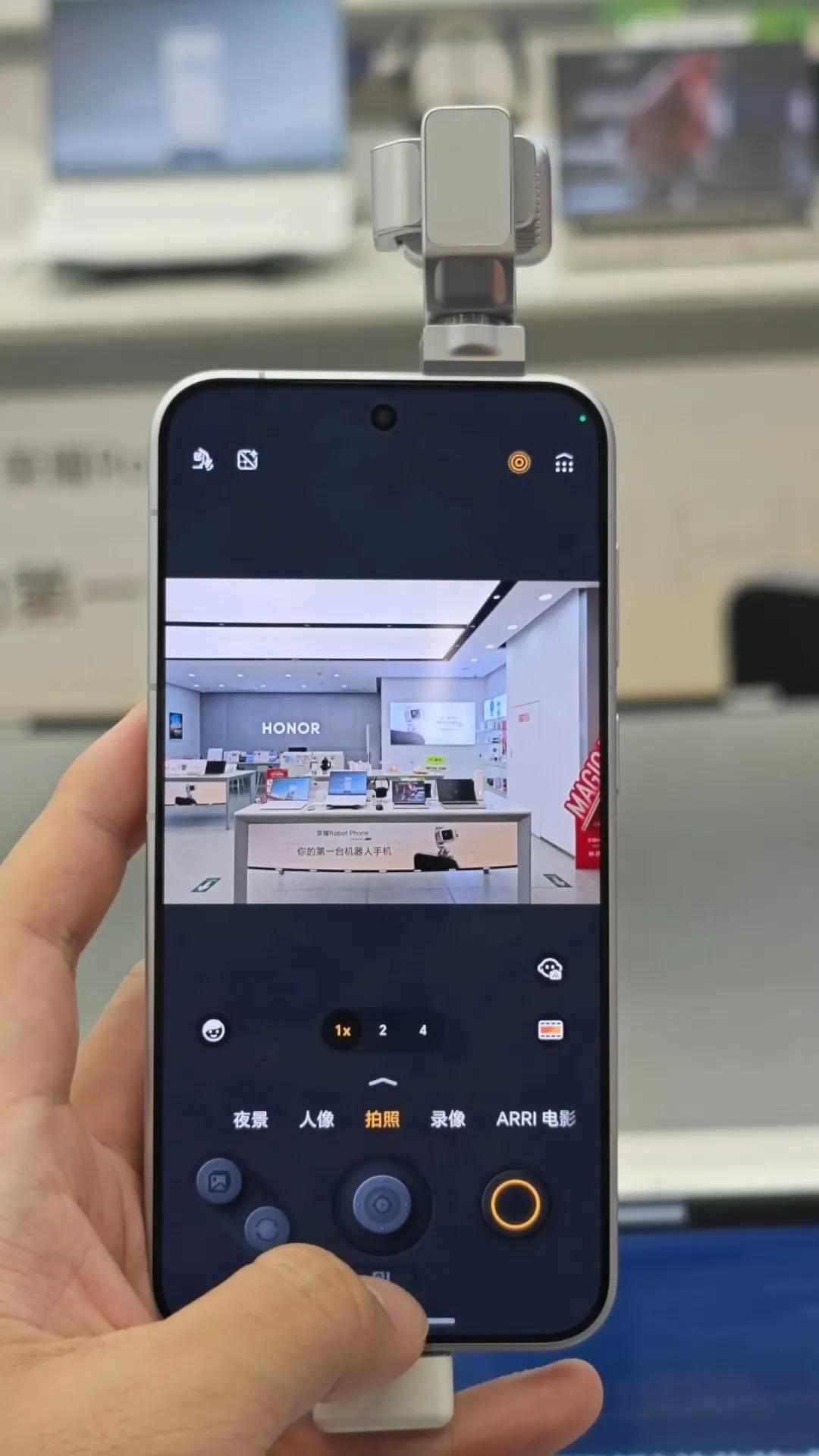 周末专门跑了一趟荣耀实体店，上手摸了把荣耀Robot Phone真机。讲真，这云