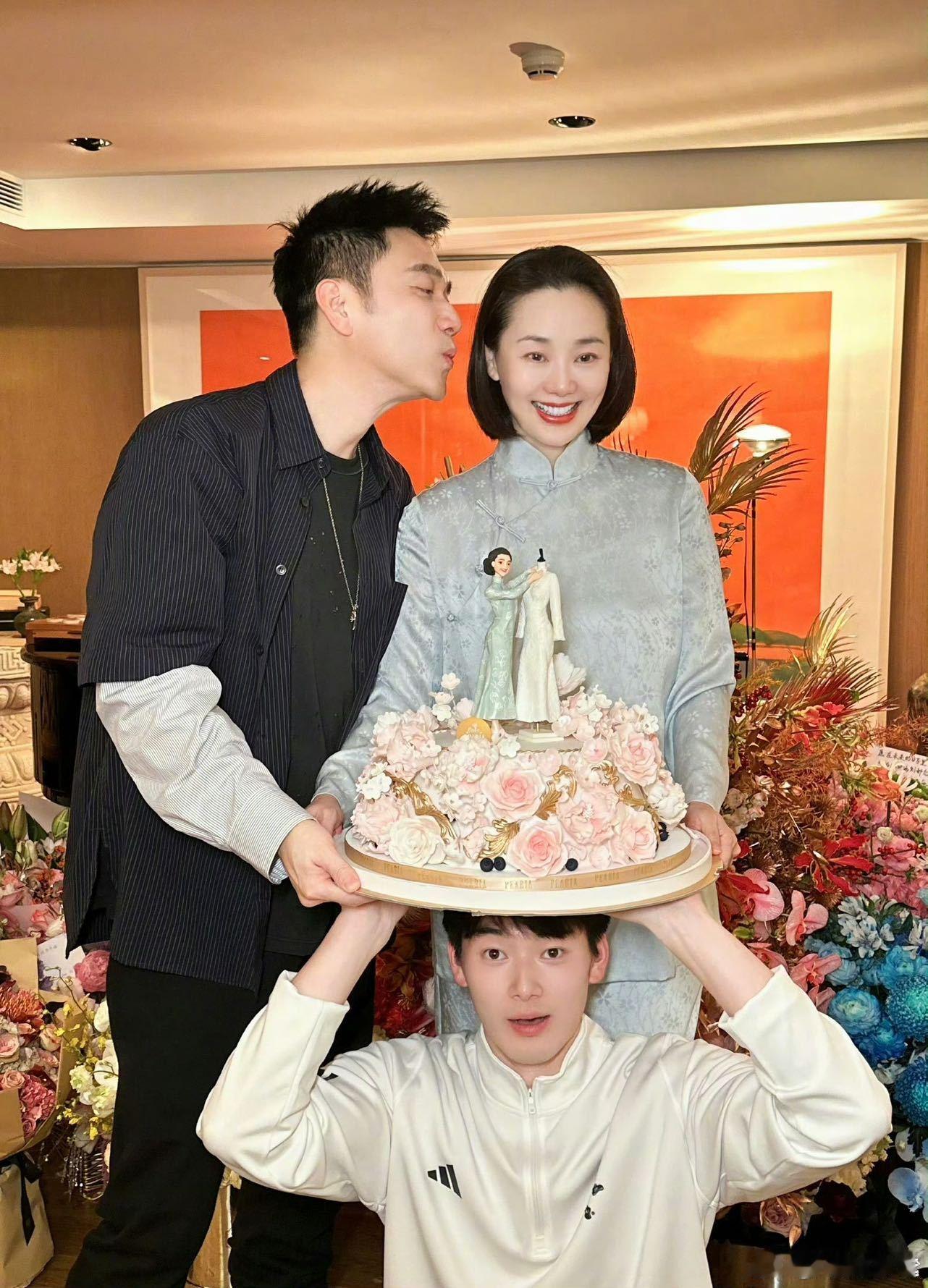 林依轮发文庆祝结婚31周年 6月15日，歌手发文庆祝结婚31周年，视频中林依轮背
