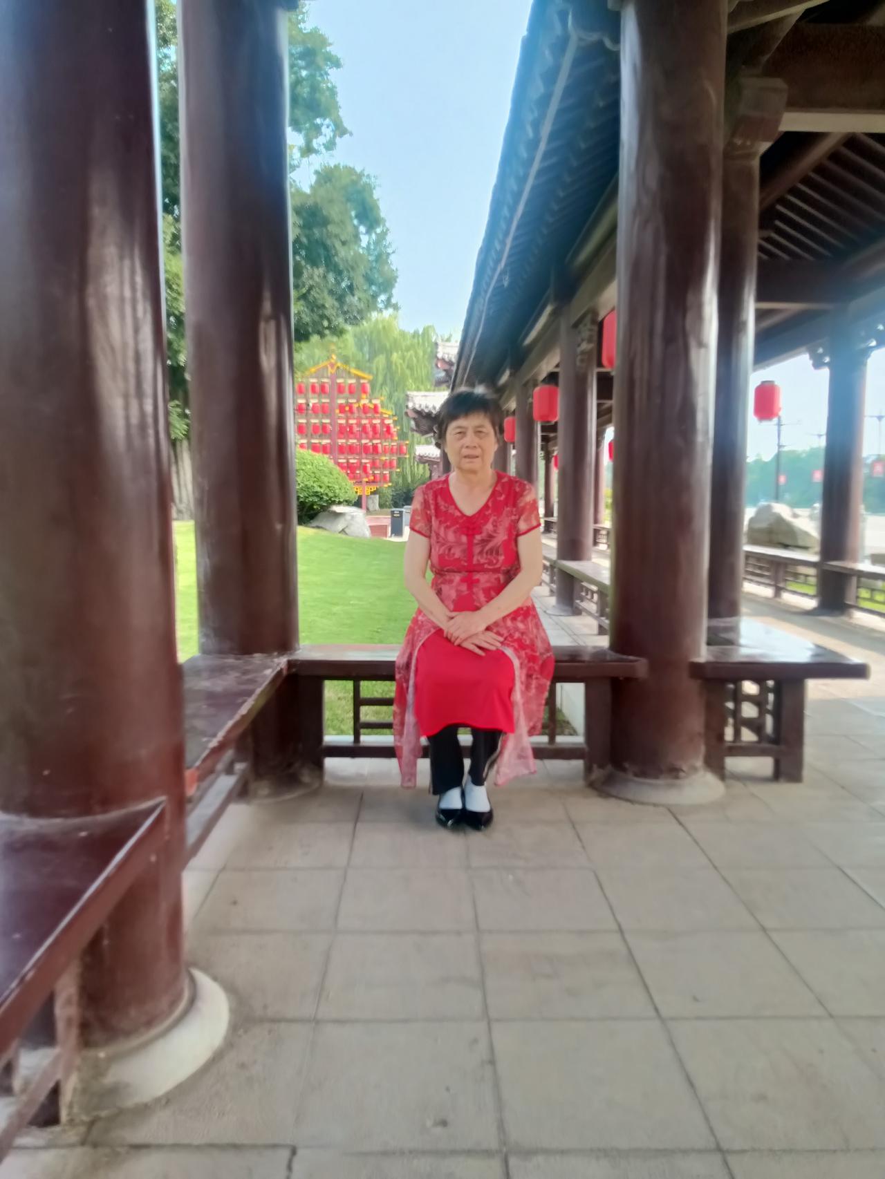 闭月羞花
藏头诗
文/李兴伟
闭月羞花女不丑
月亮闭眼云蒙头。
羞花遇见不想瞅，
