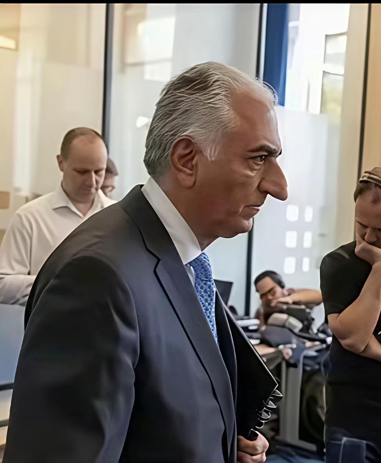 礼萨汗巴列维王朝的王诸还在美国避难，蠢蠢欲动，静观伊朗变局。其父软弱，关键时刻，