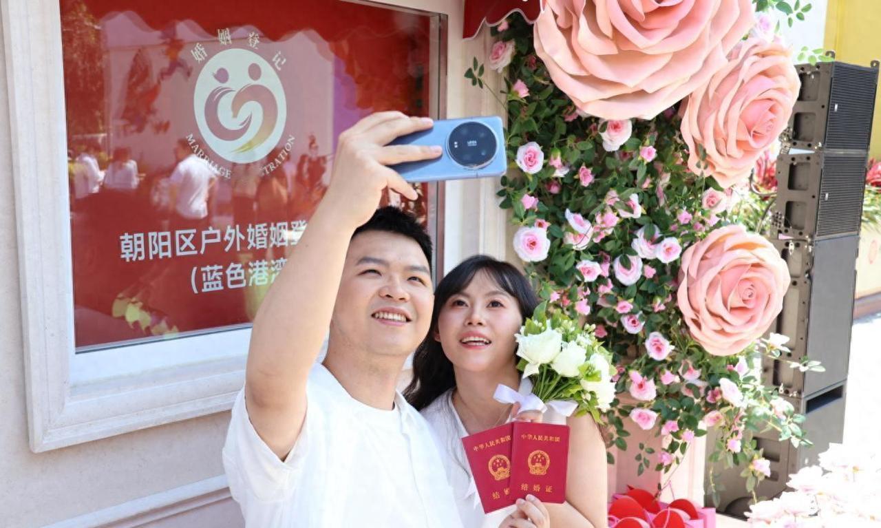 欲户外领证者，不妨前往蓝色港湾。此地领证极为便捷，仅需五分钟即可办妥，且支持全国