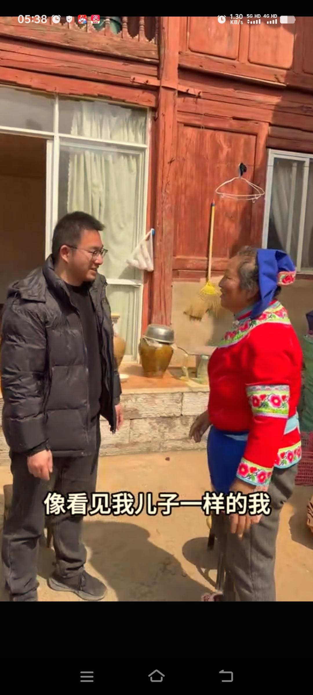 胡龙见到了云南的农户阿姨，她是7号准备带货山货的原材料提供者之一。胡龙说阿姨的孩