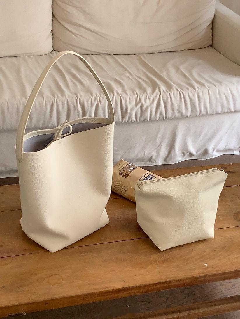 一点点🤏🏻剧透～～周四：“小腰精”牛仔裙周五：牛皮水桶包周六：基础款短袖T恤