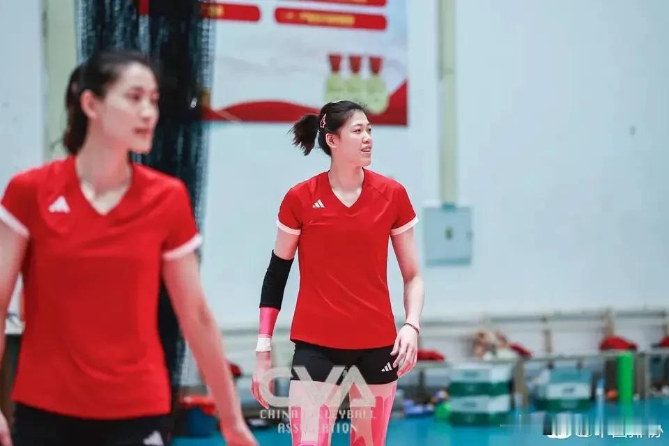 李盈莹旧伤未愈又添新伤，球迷彻底愤怒了
       巴黎奥运会女排比赛资格赛已