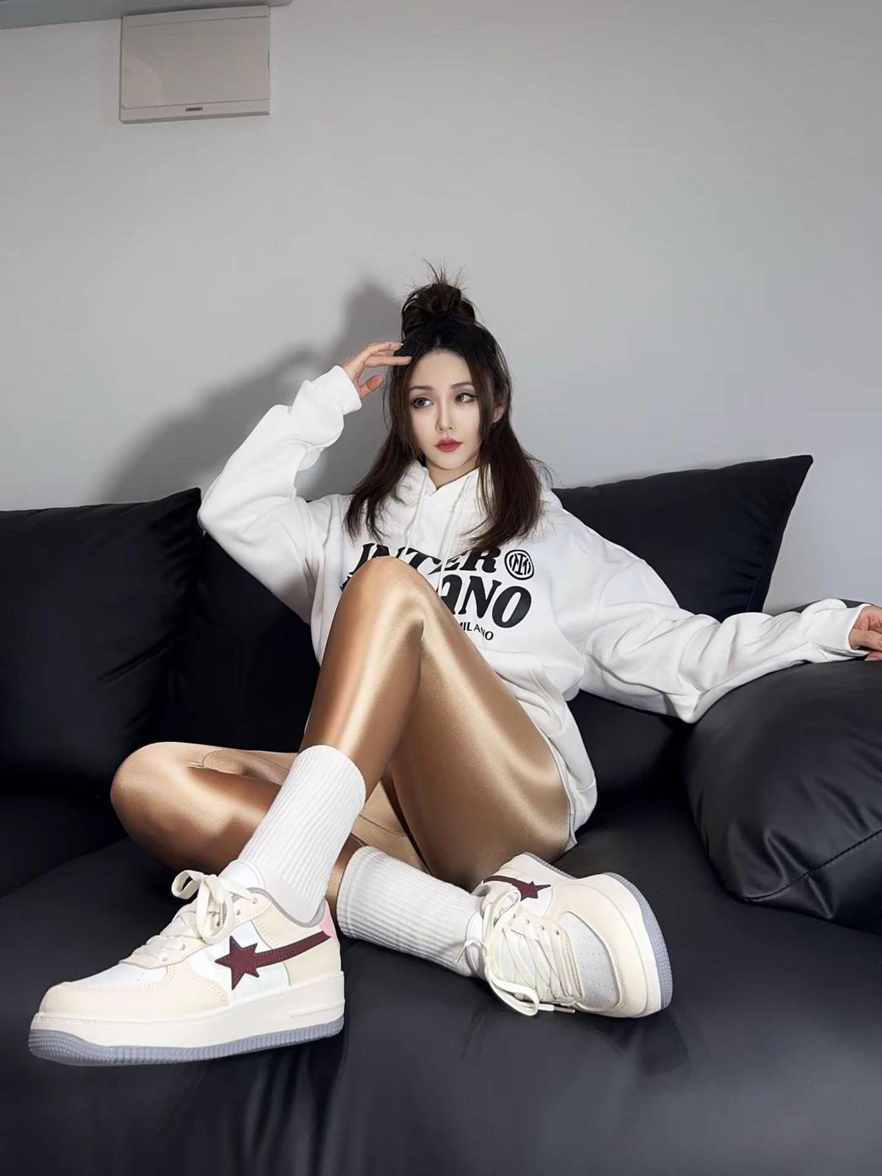 闺蜜说我是金锣王。ootd穿搭新思路 光泽裤 健美裤