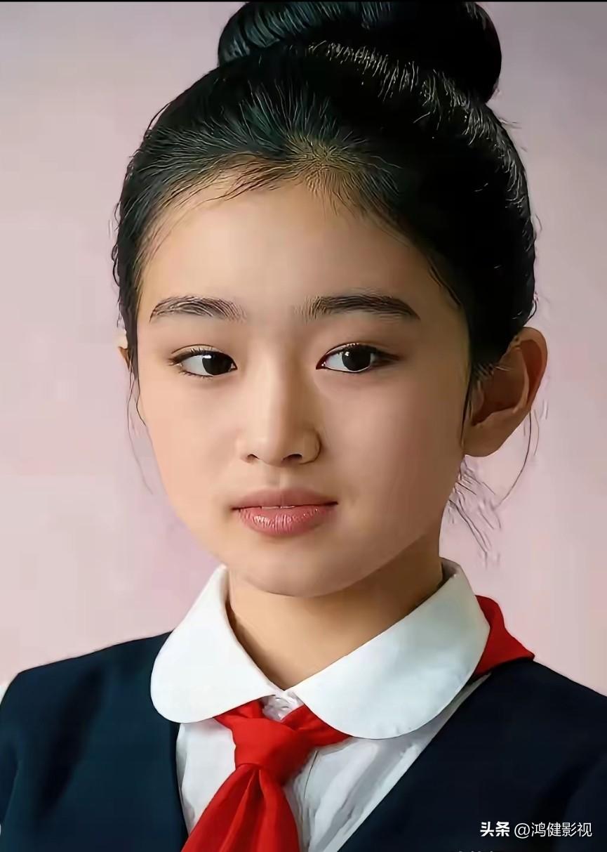 仔细看这个小女孩，真是女大十八变，看起来是不是好眼熟？
真是没想到，这个小女孩长