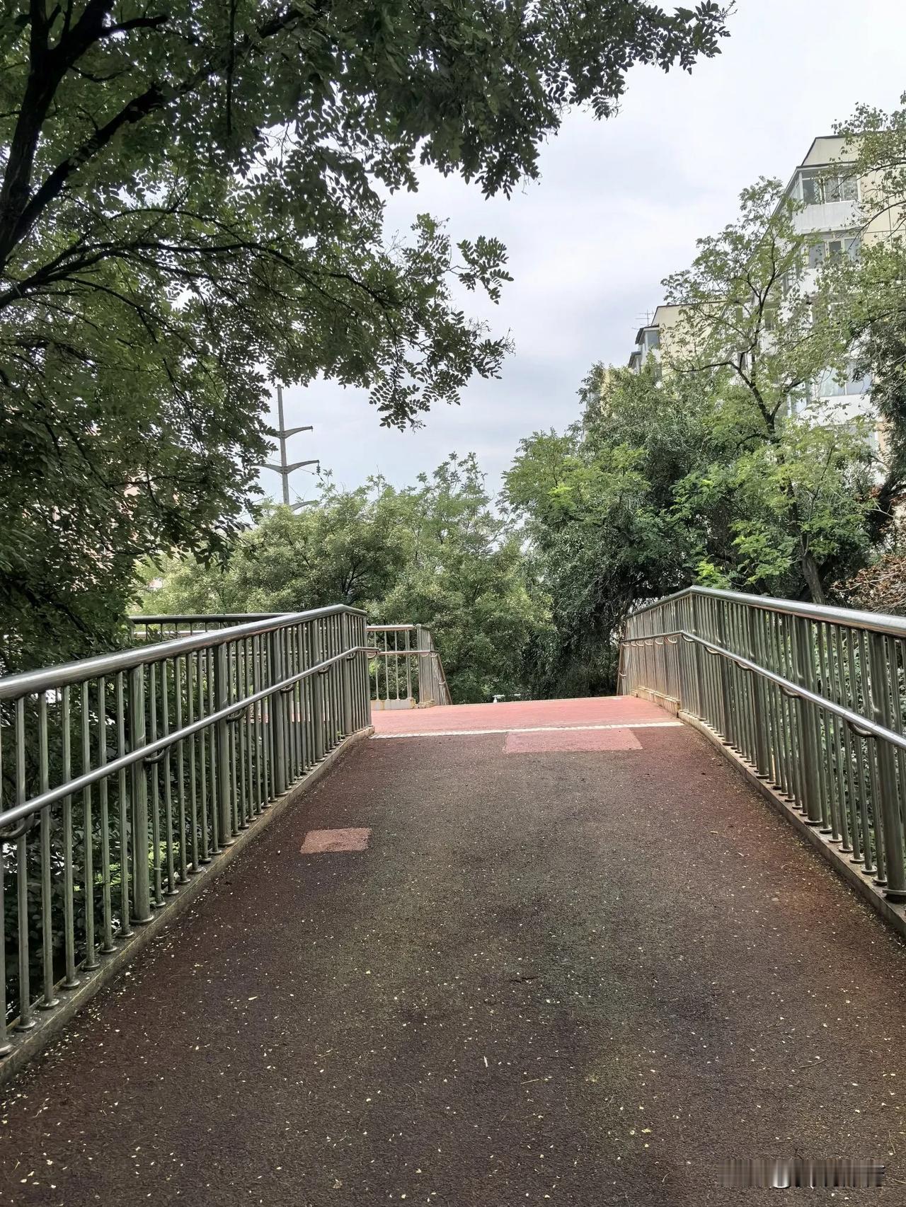 玲珑路上的过街天桥