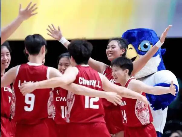 《歌唱祖国》响彻全场！中国女篮强势夺冠燃