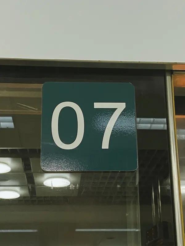 男子花20万装修完发现是邻居家，系开发商贴错了门牌号这一乌龙事件可让男子愁坏了。