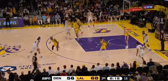 好球啊！戈登单打詹姆斯被吹进球无效！
在今天NBA常规赛掘金对阵湖人的比赛中，戈