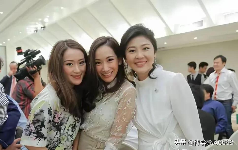 英拉即使是老了，容颜不再年轻，但也比旁边的侄女好看，气质完美，随便穿搭都是那么的