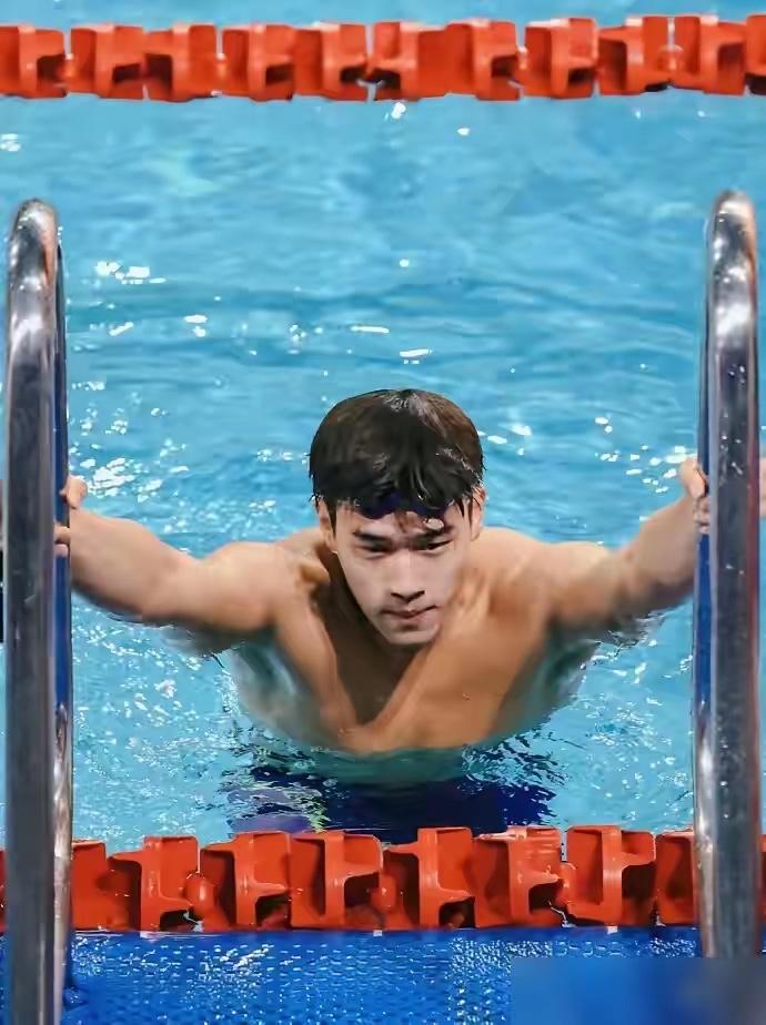 别劝运动员接代言，劝不住。
奥运夺冠后，潘展乐代言接到手软。阿迪3000万，海