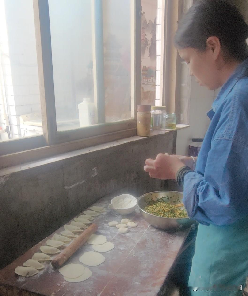 今天早上帮二红翻过身再让他喝了杯水，我跟闺女说，一会儿记得让你爸爸吃饭，我去你姥