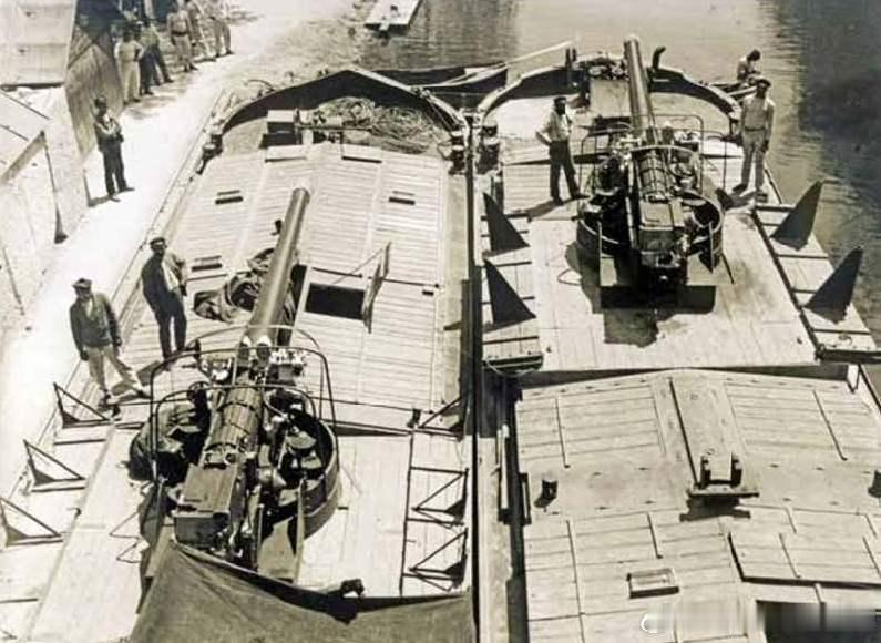 凡尔登Bevaux桥拍摄的阿尔萨斯-洛林号与让-古因号（或者马恩号）驳船，上面的