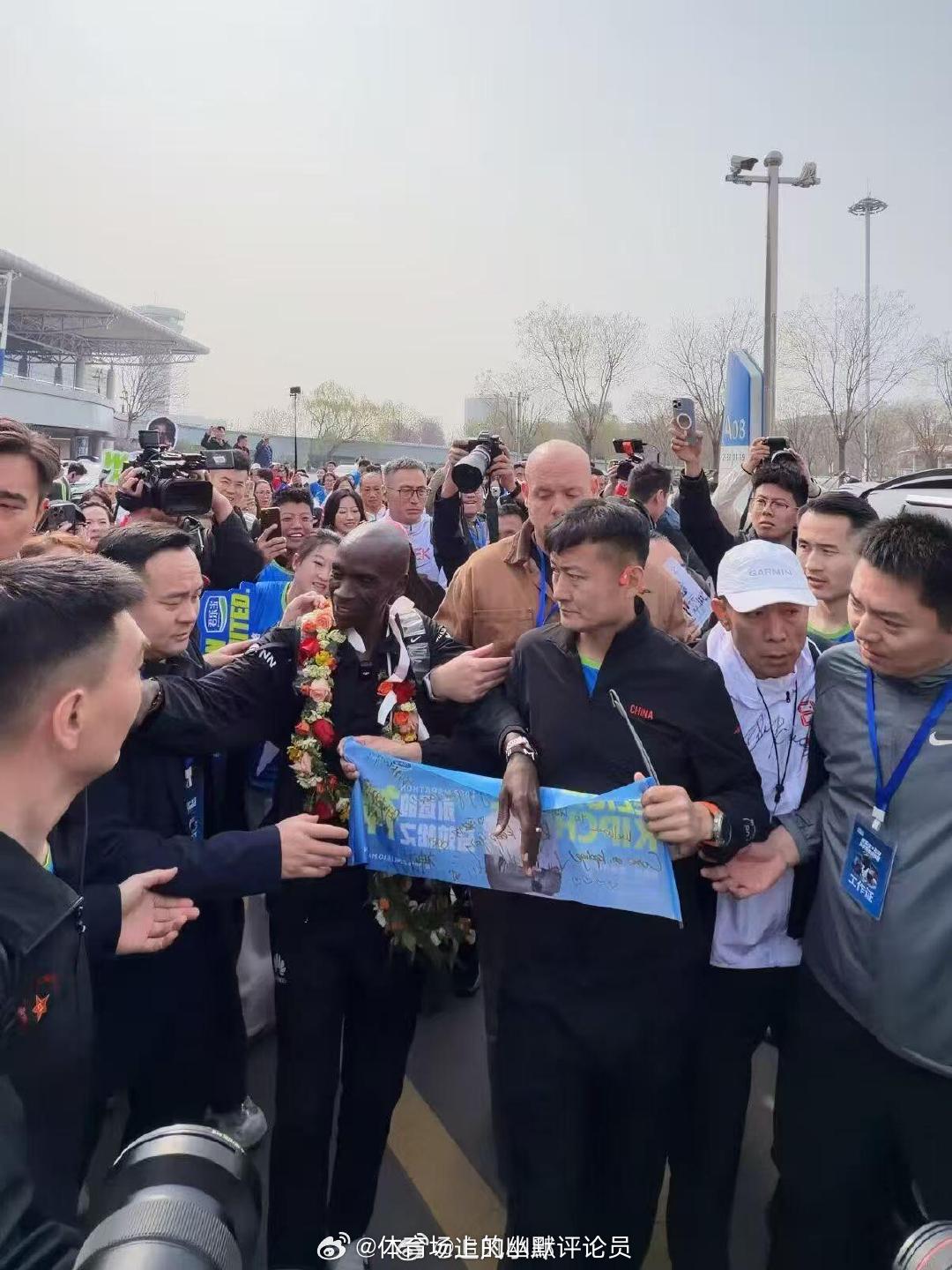 基普乔格来河北助阵石家庄马拉松乔爷驾到国际庄啦！！就在今日，马拉松传奇巨星、两届