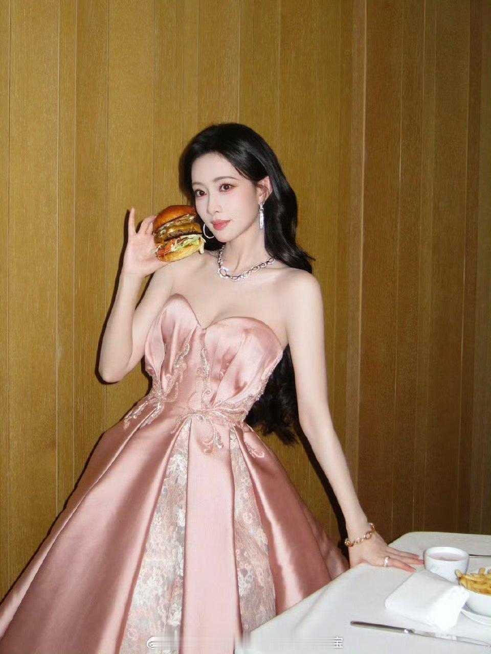 孟子义微博之夜带走了四盒饼干哈哈哈哈孟子义你是去微博之夜进货的吗？连吃带拿四盒饼