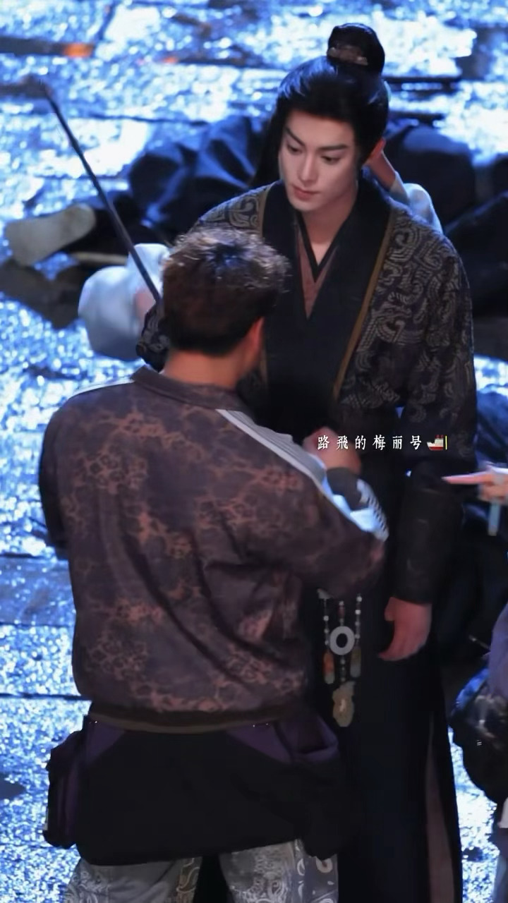 王鹤棣小孩哥上线 试图吓唬人实际逗乐我们所有人王鹤棣片场拿刀逗工作人员