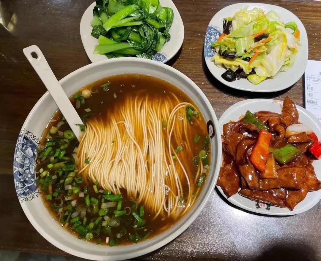 上午有位朋友，为了女儿的前途咨询 她问的是：经济、体面与见世面，哪个更...