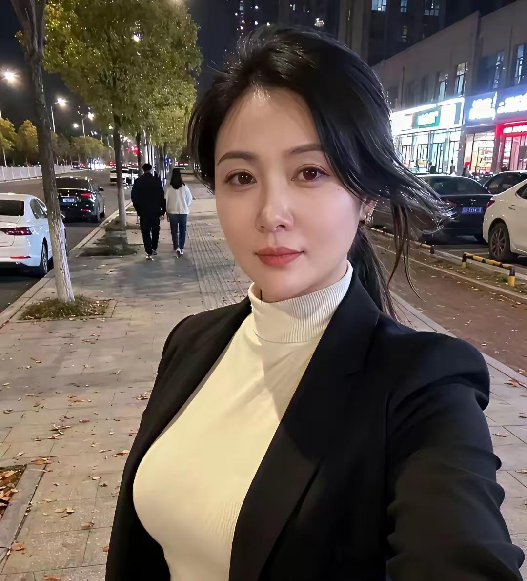 女人味
娇颜慧质韵悠长，
知性端庄意态芳。
似水温柔情解处，
内心盈满女儿香。