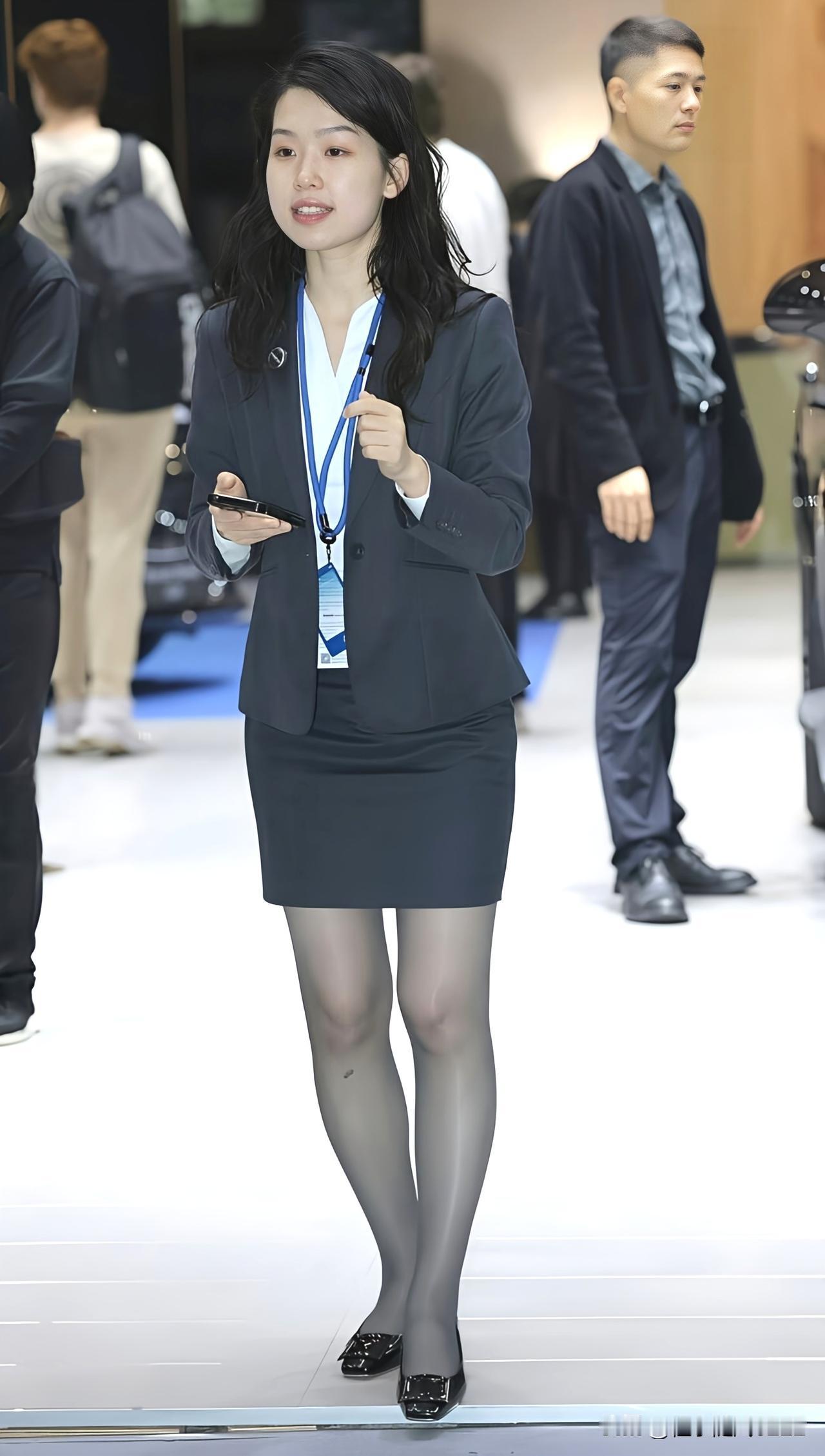 干练又优雅，自信是最美的明信片