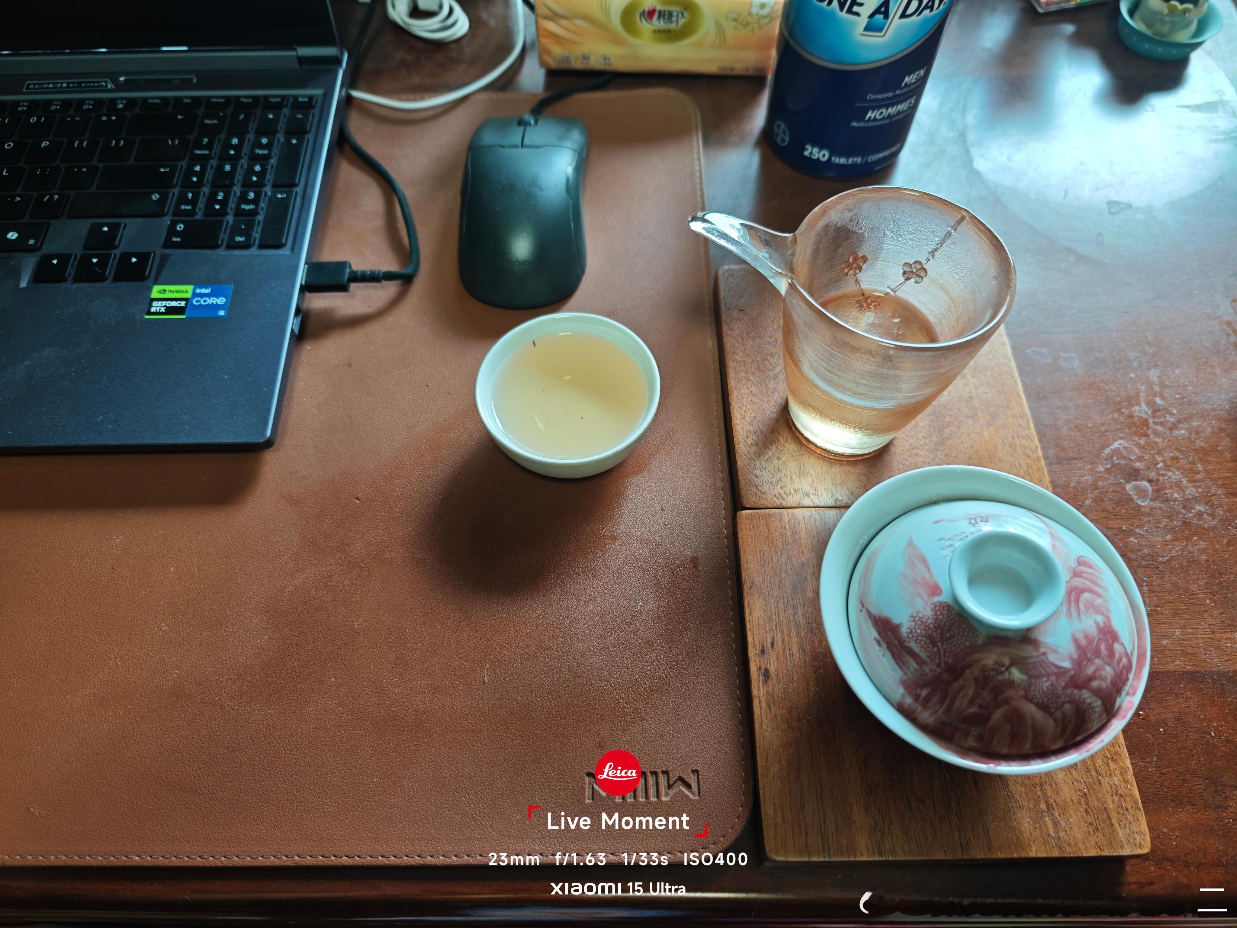 办公桌旁，泡一杯清茶 