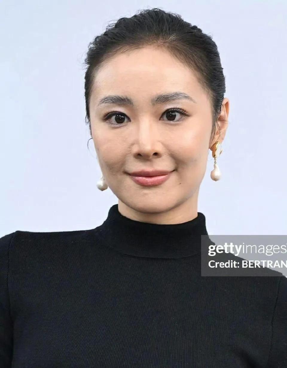 大嫂高叶生图，
怎么好像一下子老了许多？
不过这气场隐隐有巩俐的感觉了，
非常大