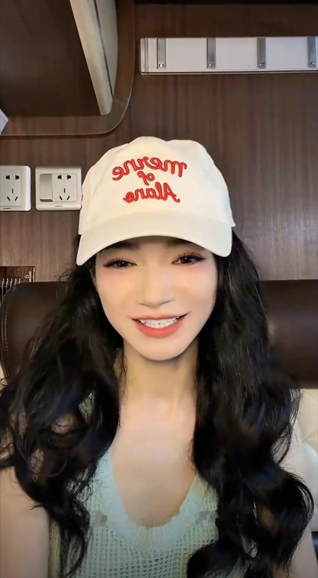 代斯直播回应粉底蹭到唐艺昕衣服上直播间畅聊片场小事，语气诙谐，鲜活有趣的模样太圈