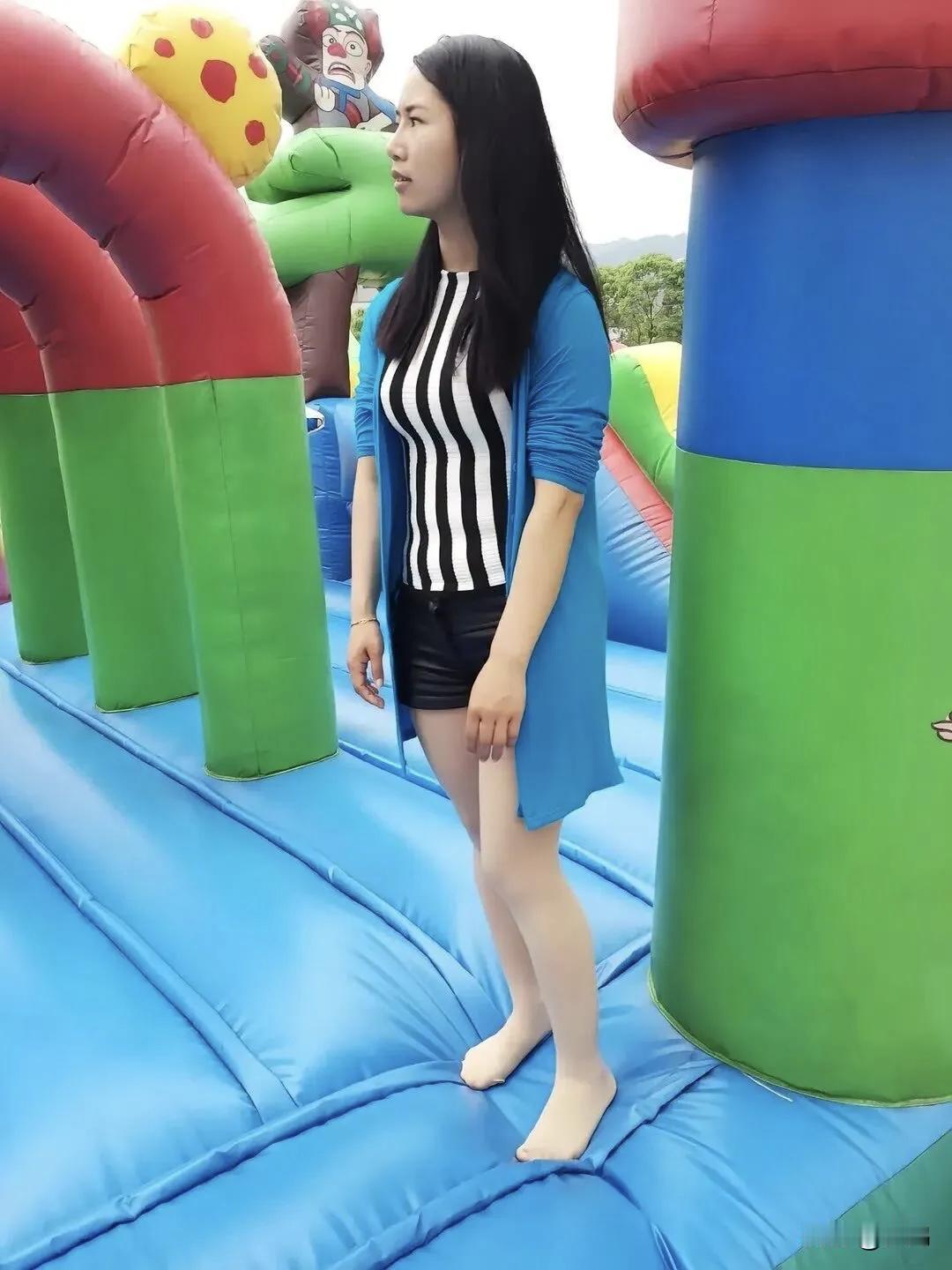 前几天去商场，看到一个充气城堡，一下子就被拉回童年。在孩子眼里，充气城堡就是欢乐